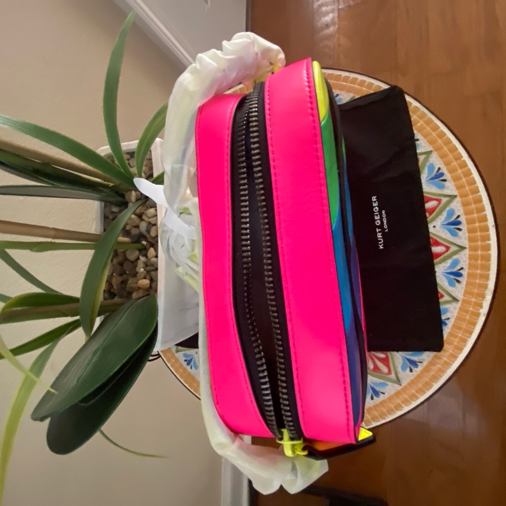 Kurt Geiger London Brixton Rainbow Camera Bag
NWT/NEW
Kurt Geiger - Picture 6 of 6